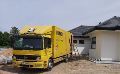 Ciężarówka Pluimers przed nowo wybudowanym domem