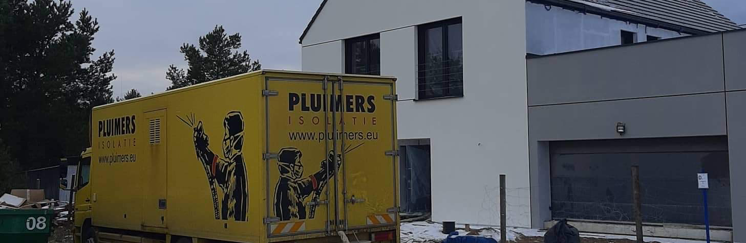 Ciężarówka pluimers zaparkowana przed domem pasywnym